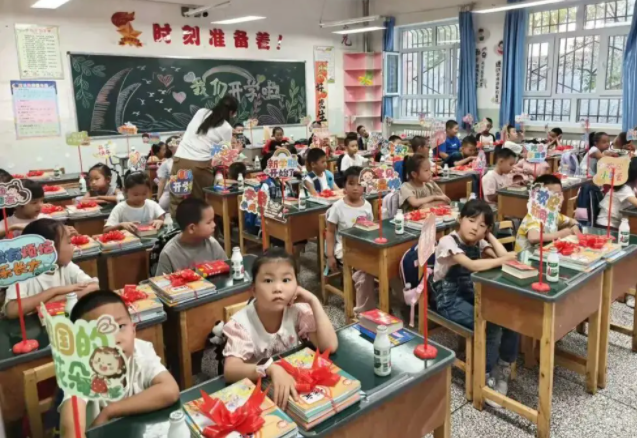 一年级新生在老师带领下以做游戏的方式敞开了崭新的校园生活 一年级新生在老师带领下以做游戏的方式敞开了崭新的校园生活