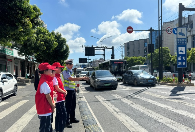 要抓紧孩子的手腕或许让孩子一直处在自己的视野之内防止意外产生 要抓紧孩子的手腕或许让孩子一直处在自己的视野之内防止意外产生