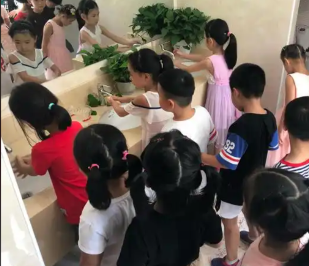 面临繁重的学业杂乱的压力孩子们常常对未来感到苍茫