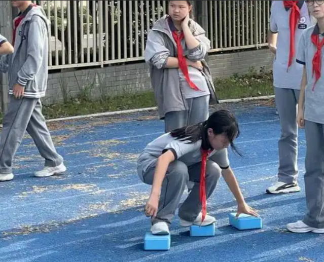 在动态中习得的团队精神与沟通才能是任何静态课堂都难以彻底赋予的